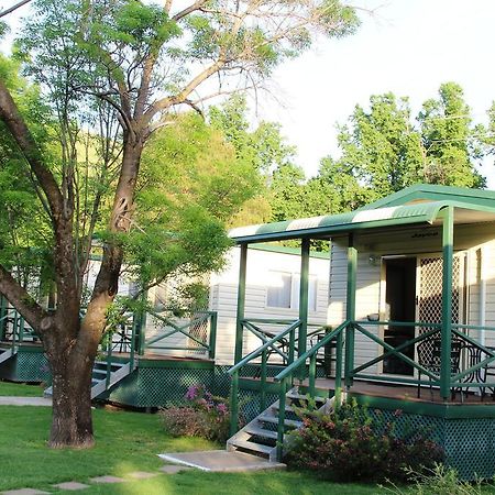 Gundagai Cabins & Tourist Park Buitenkant foto