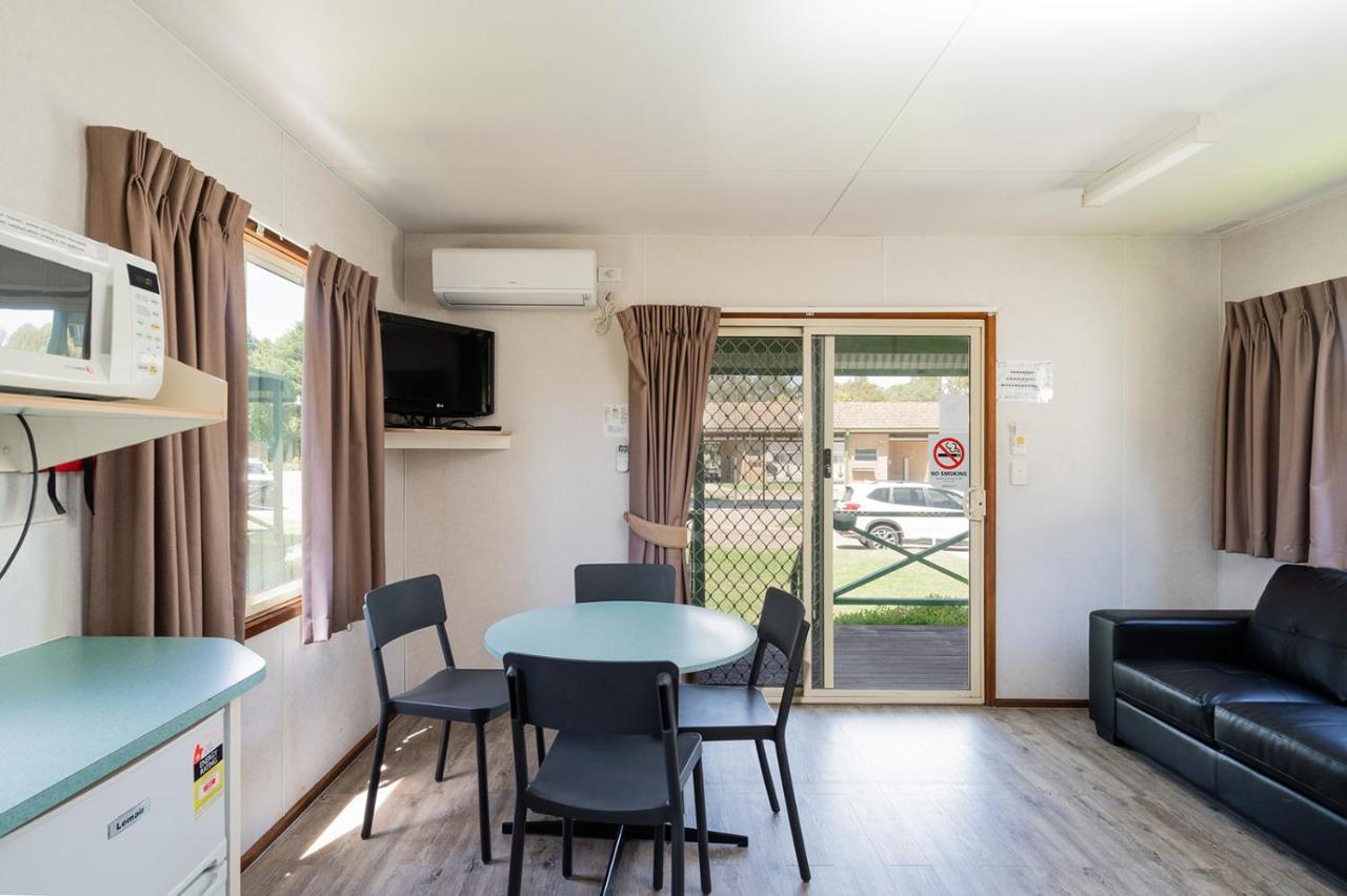 Gundagai Cabins & Tourist Park Buitenkant foto